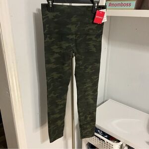 SPANX Green Camo Cropped Leggings Size M NWT